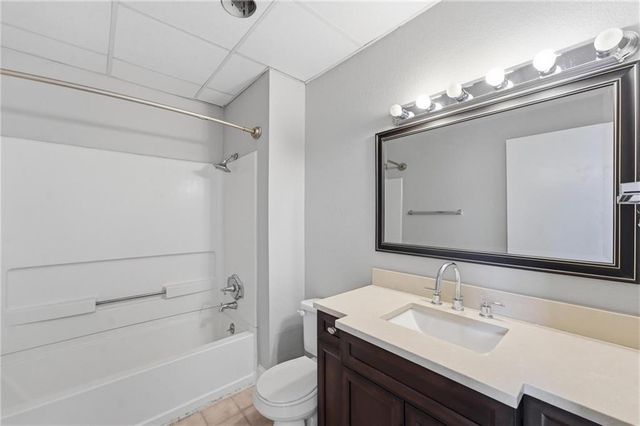 308 W 8th Street 204, Kansas City, MO 64105
