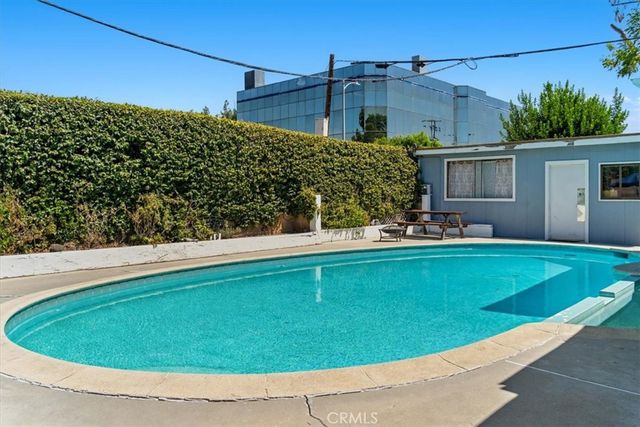 15701 Tuba, North Hills, CA 91343