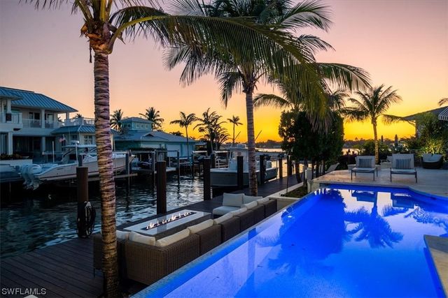 1660 Dolphin CT, Naples, FL 34102
