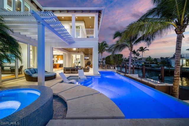 1660 Dolphin CT, Naples, FL 34102