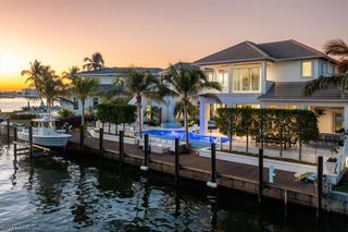 1660 Dolphin CT, Naples, FL 34102