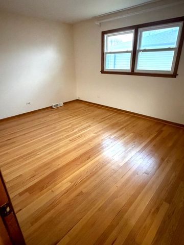 1814 Holly Avenue, Darien, IL 60561