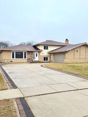 1814 Holly Avenue, Darien, IL 60561