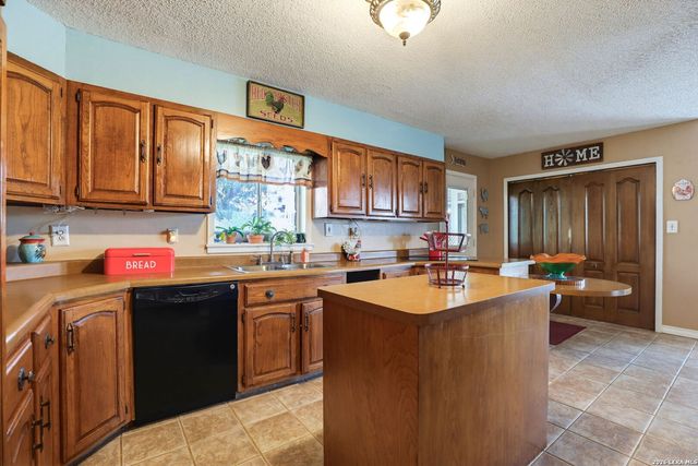 12591 LAVERNIA RD, St Hedwig, TX 78152