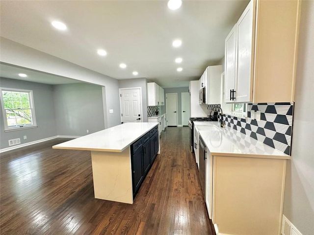 210 Suburban Drive NE, Kennesaw, GA 30144