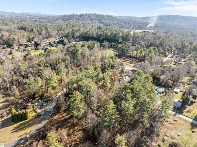 114 Oscelake Way, Hendersonville, NC 28739