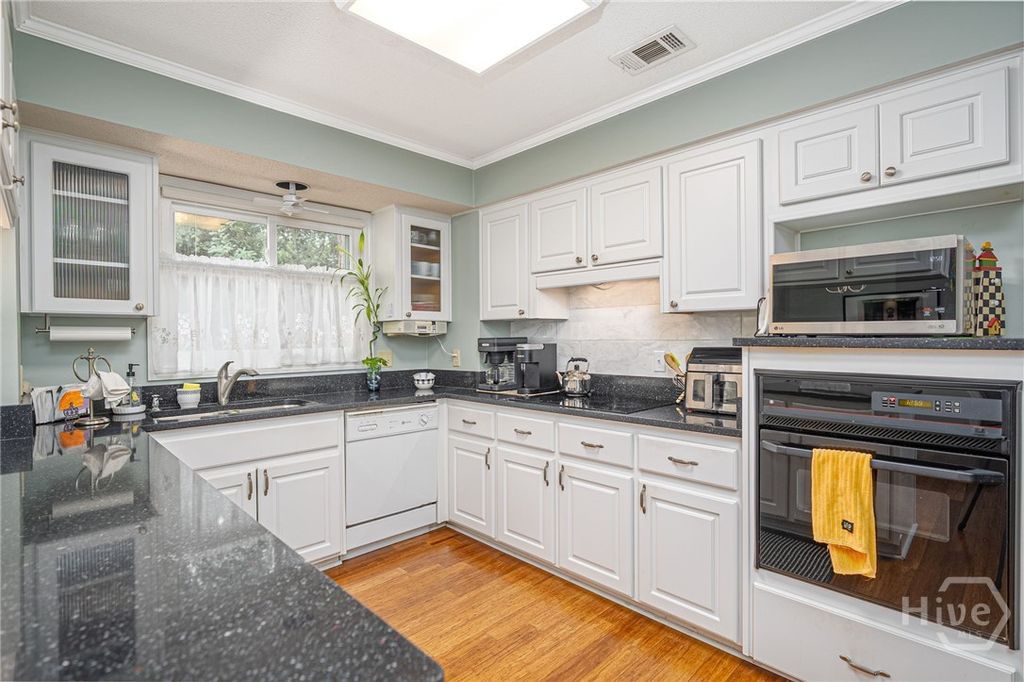 Image 13 of property listing at 11 Lanyard Court, Savannah, GA 31411