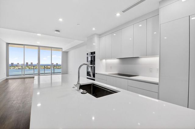 220 Lake Shore Drive 1808, Lake Park, FL 33403