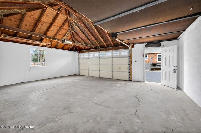 10117 Whipps Mill Rd, Louisville, KY 40223