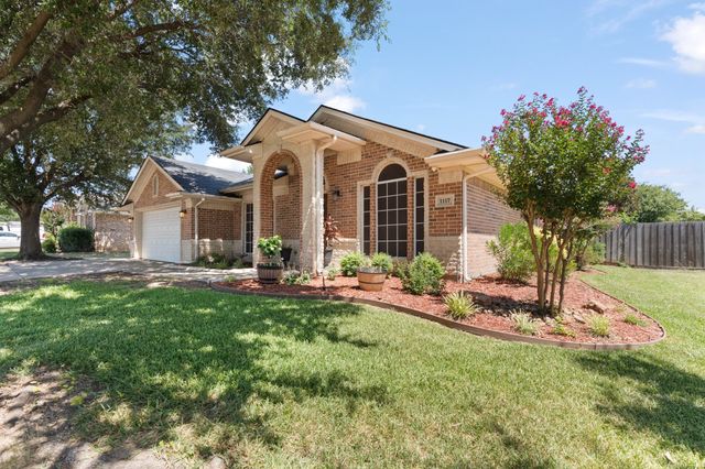 1117 Hillside Drive, Burleson, TX 76028