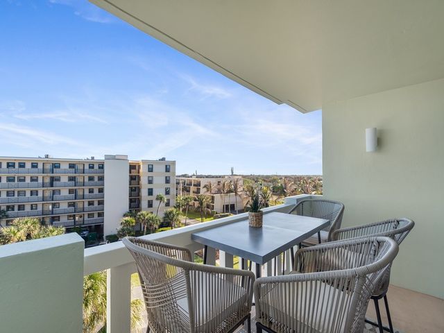 4049 Ocean Drive 402, Vero Beach, FL 32963