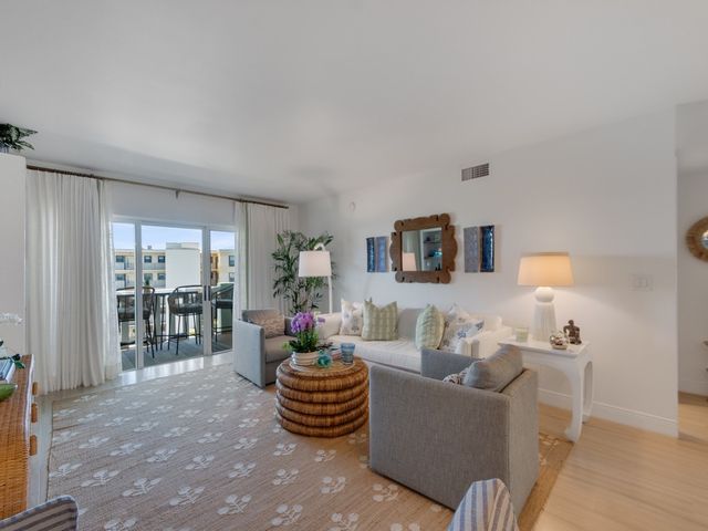 4049 Ocean Drive 402, Vero Beach, FL 32963