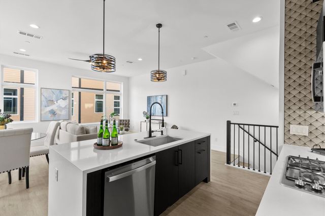 723 W 10th Street 106, Dallas, TX 75208