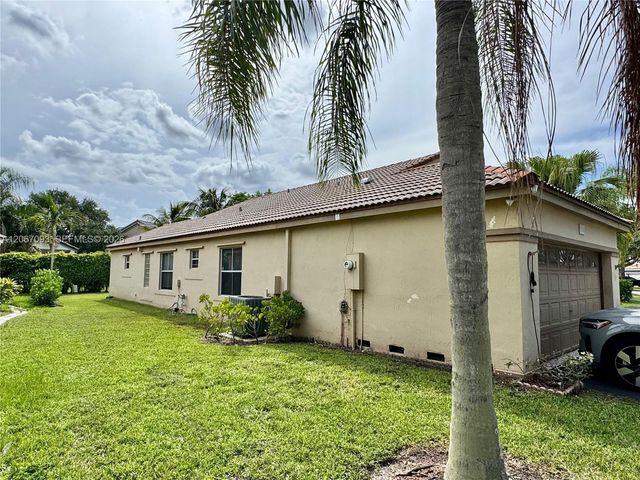 825 Falling Water Road, Weston, FL 33326