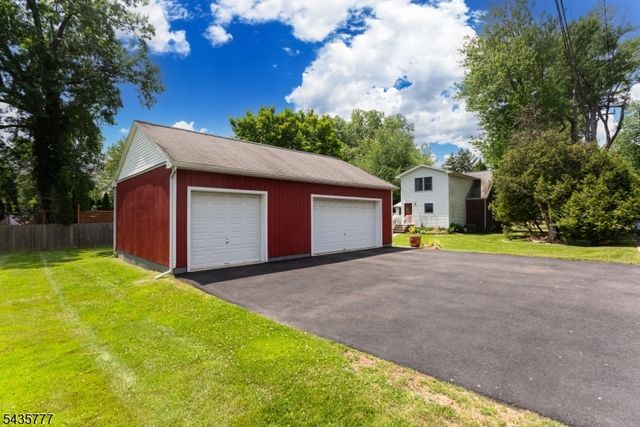 142 Mountain Pkwy, Green Brook Twp., NJ 08812
