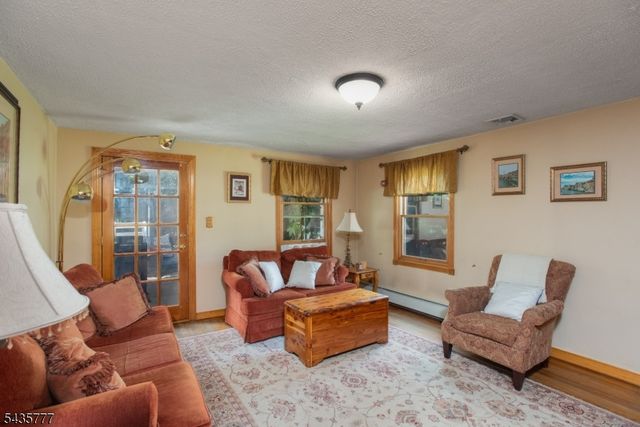 142 Mountain Pkwy, Green Brook Twp., NJ 08812