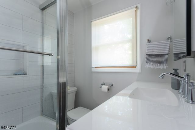 142 Mountain Pkwy, Green Brook Twp., NJ 08812