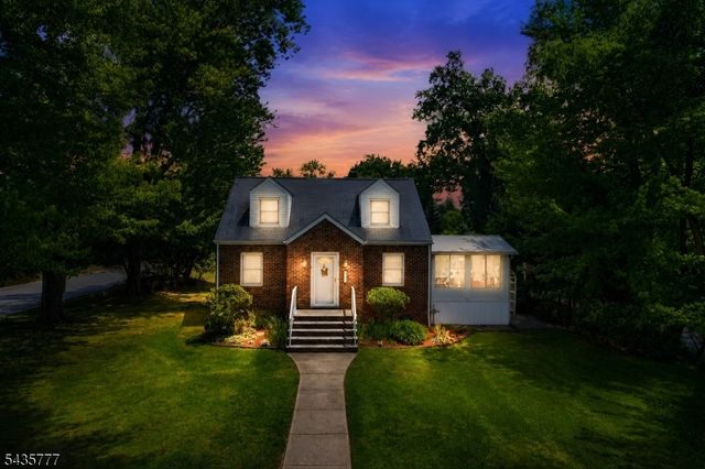 142 Mountain Pkwy, Green Brook Twp., NJ 08812