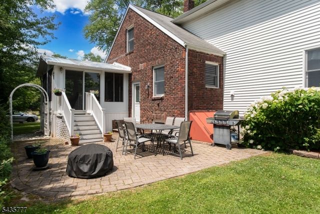 142 Mountain Pkwy, Green Brook Twp., NJ 08812
