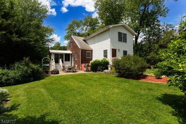 142 Mountain Pkwy, Green Brook Twp., NJ 08812