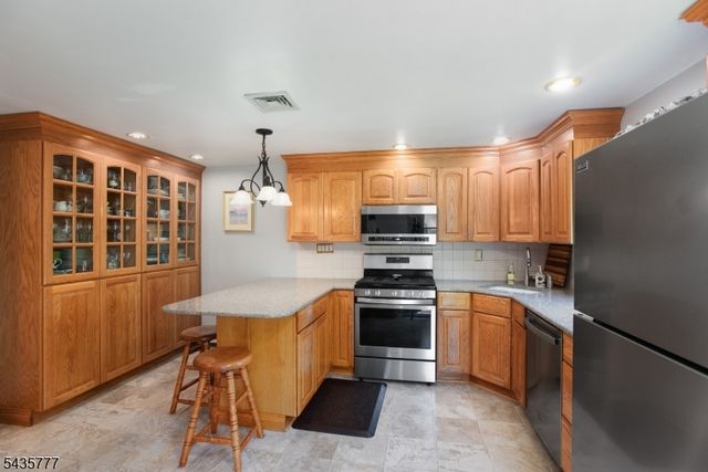 142 Mountain Pkwy, Green Brook Twp., NJ 08812