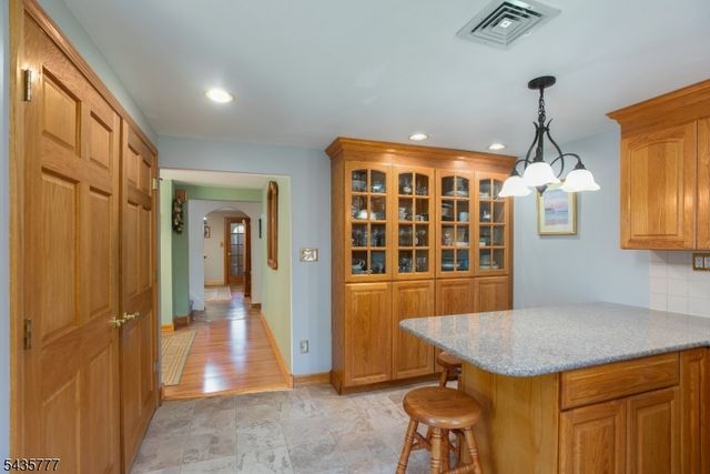 142 Mountain Pkwy, Green Brook Twp., NJ 08812