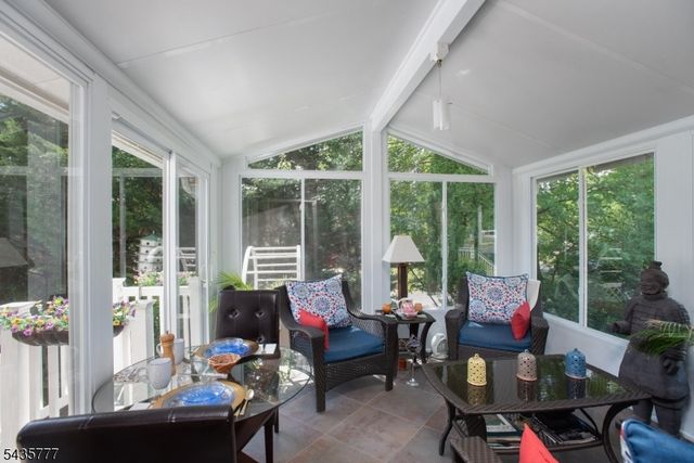 142 Mountain Pkwy, Green Brook Twp., NJ 08812