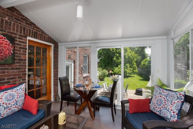 142 Mountain Pkwy, Green Brook Twp., NJ 08812