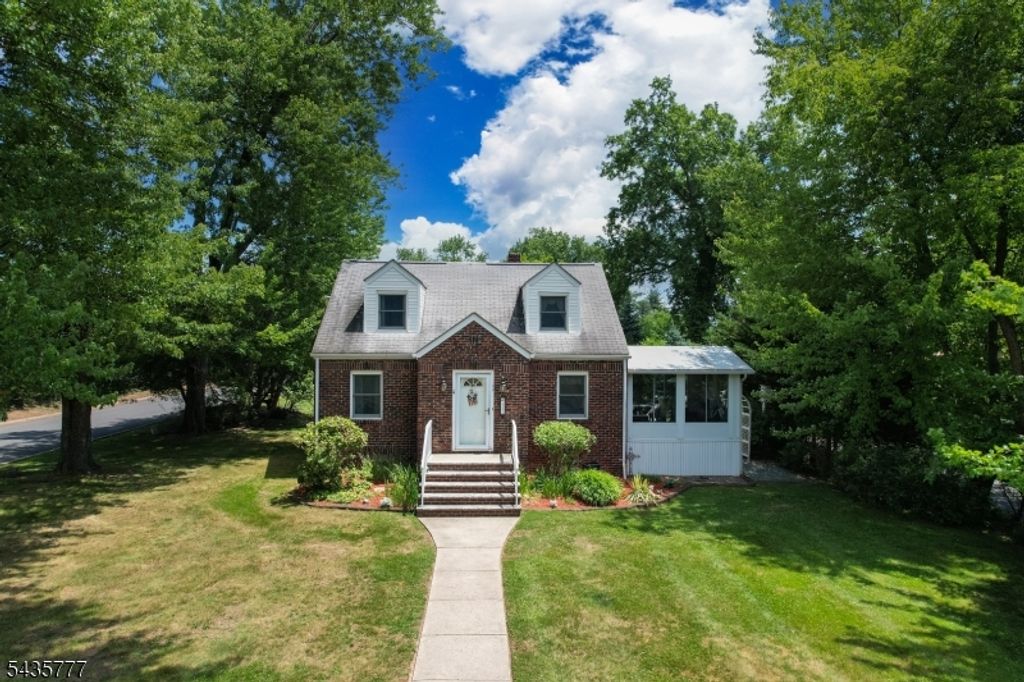 142 Mountain Pkwy, Green Brook Twp., NJ 08812