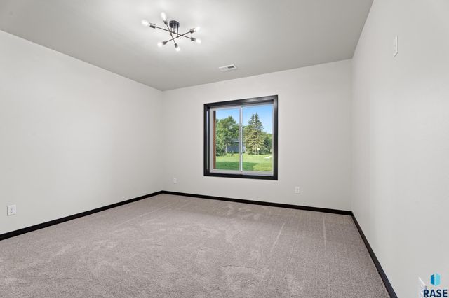 1109 S Foss Ave Avenue, Sioux Falls, SD 57110