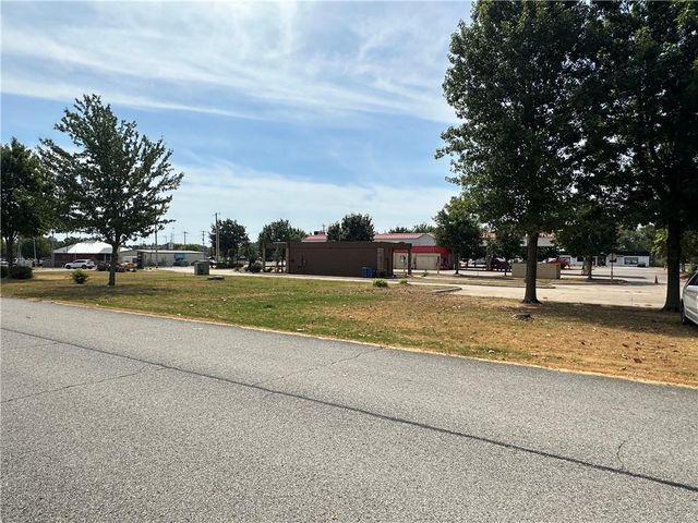 3510 SE L Street, Bentonville, AR 72712