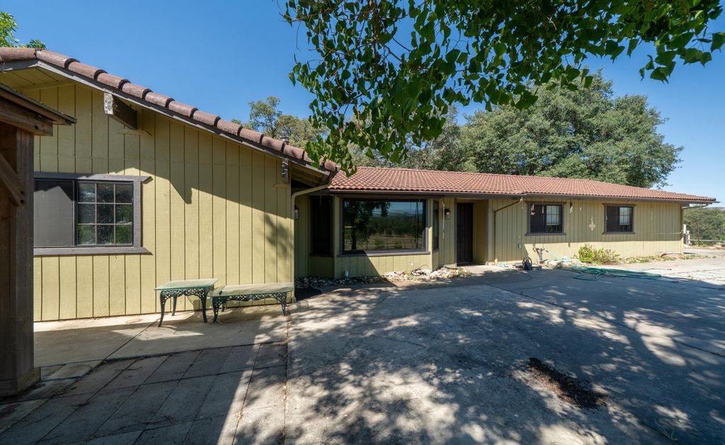 Image 1 of property listing at 27386 Twin Ponds Road, Clovis, CA 93619