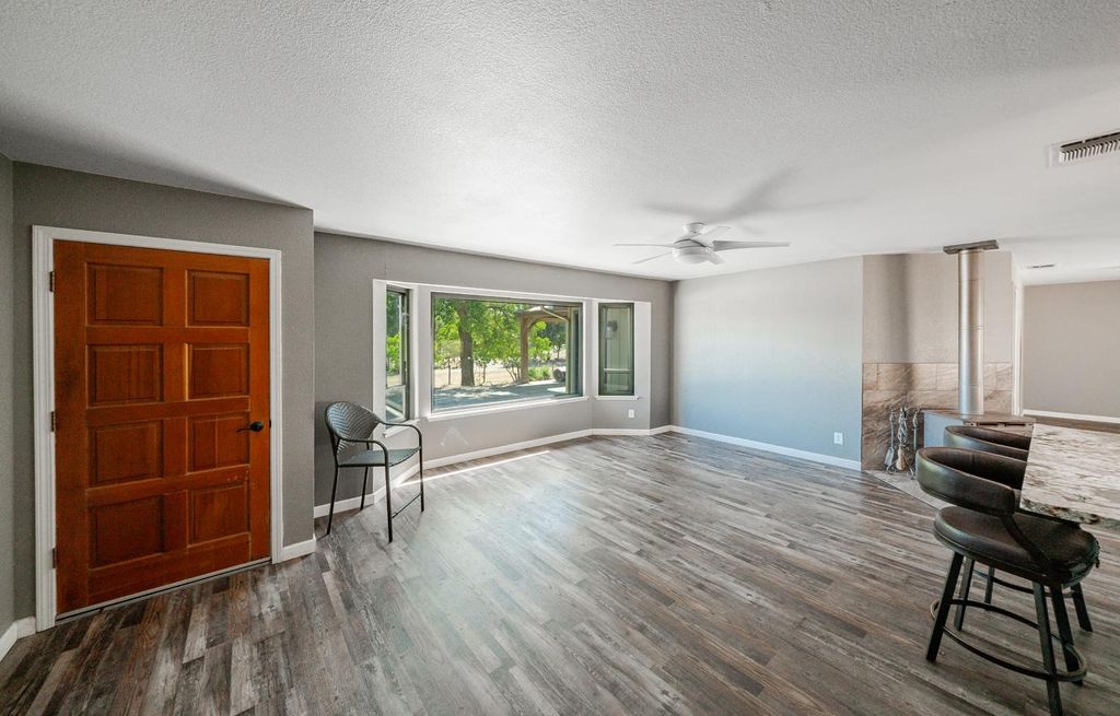 Image 11 of property listing at 27386 Twin Ponds Road, Clovis, CA 93619