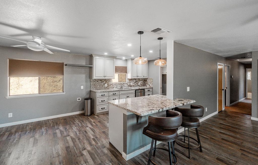 Image 12 of property listing at 27386 Twin Ponds Road, Clovis, CA 93619