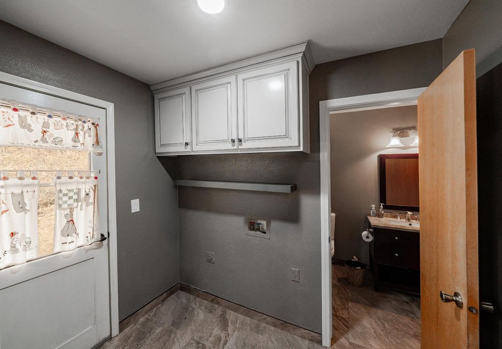 Image 13 of property listing at 27386 Twin Ponds Road, Clovis, CA 93619