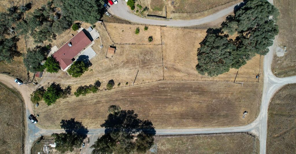 Image 27 of property listing at 27386 Twin Ponds Road, Clovis, CA 93619