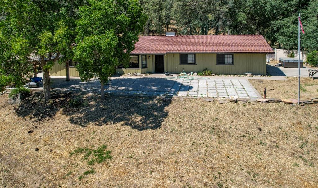 Image 28 of property listing at 27386 Twin Ponds Road, Clovis, CA 93619