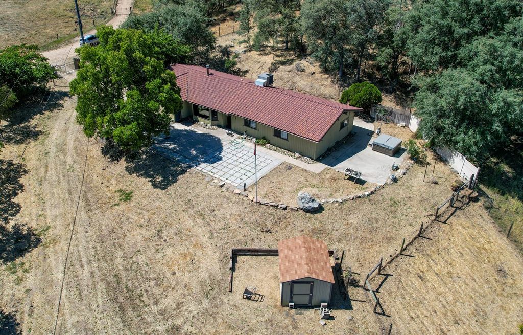 Image 3 of property listing at 27386 Twin Ponds Road, Clovis, CA 93619