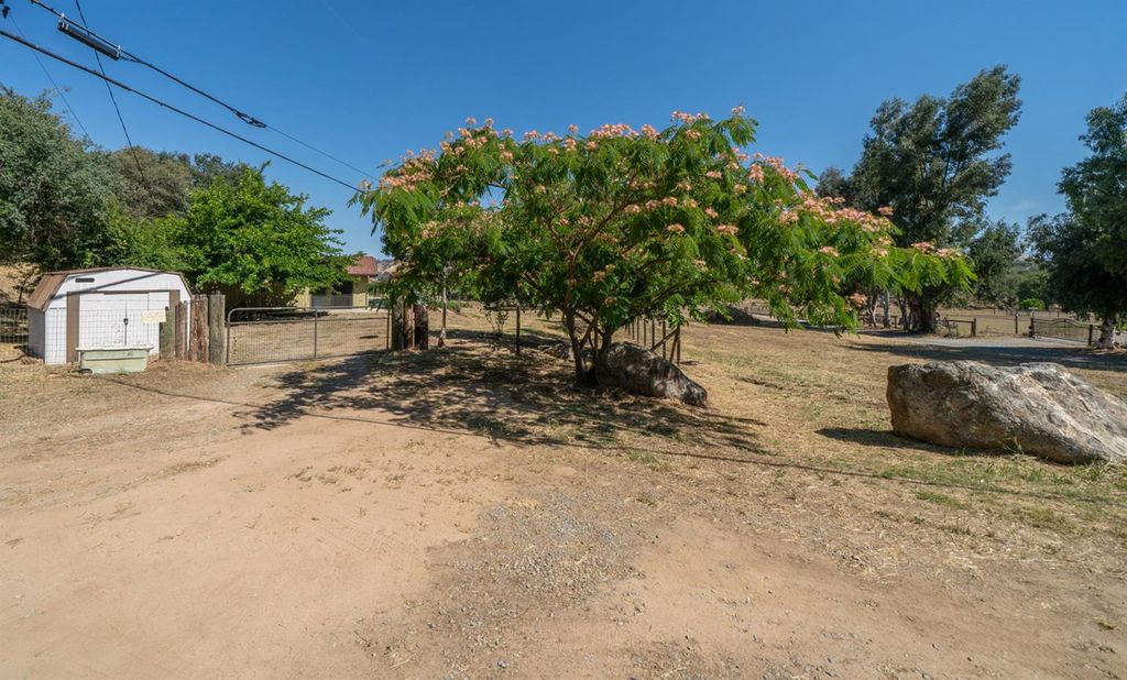 Image 32 of property listing at 27386 Twin Ponds Road, Clovis, CA 93619