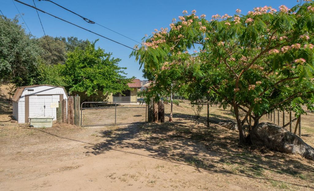 Image 33 of property listing at 27386 Twin Ponds Road, Clovis, CA 93619