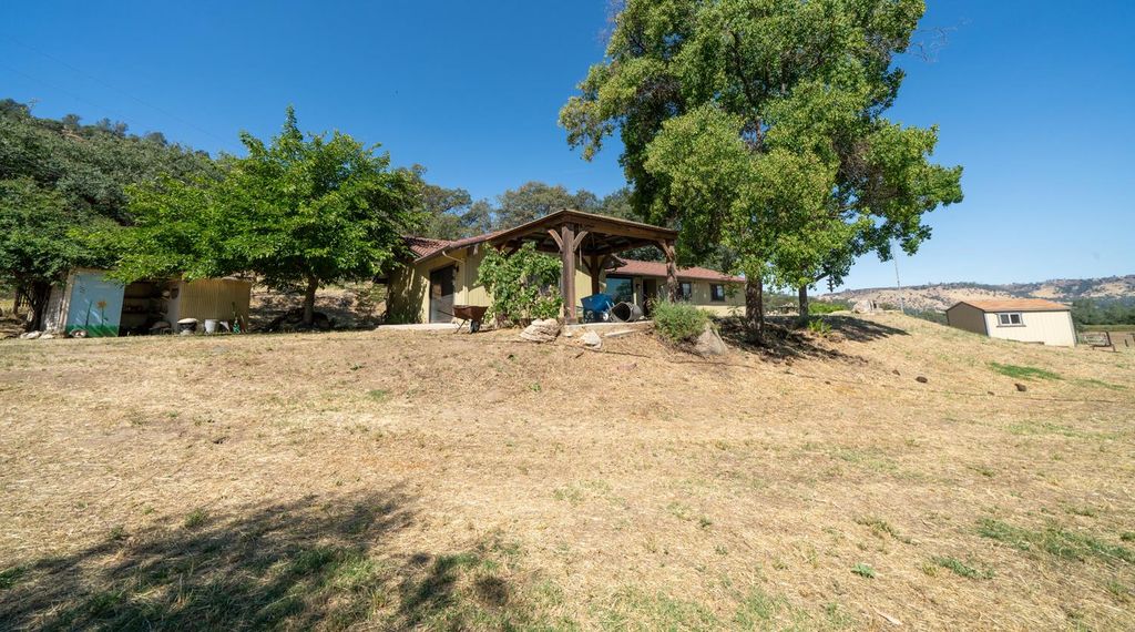 Image 36 of property listing at 27386 Twin Ponds Road, Clovis, CA 93619