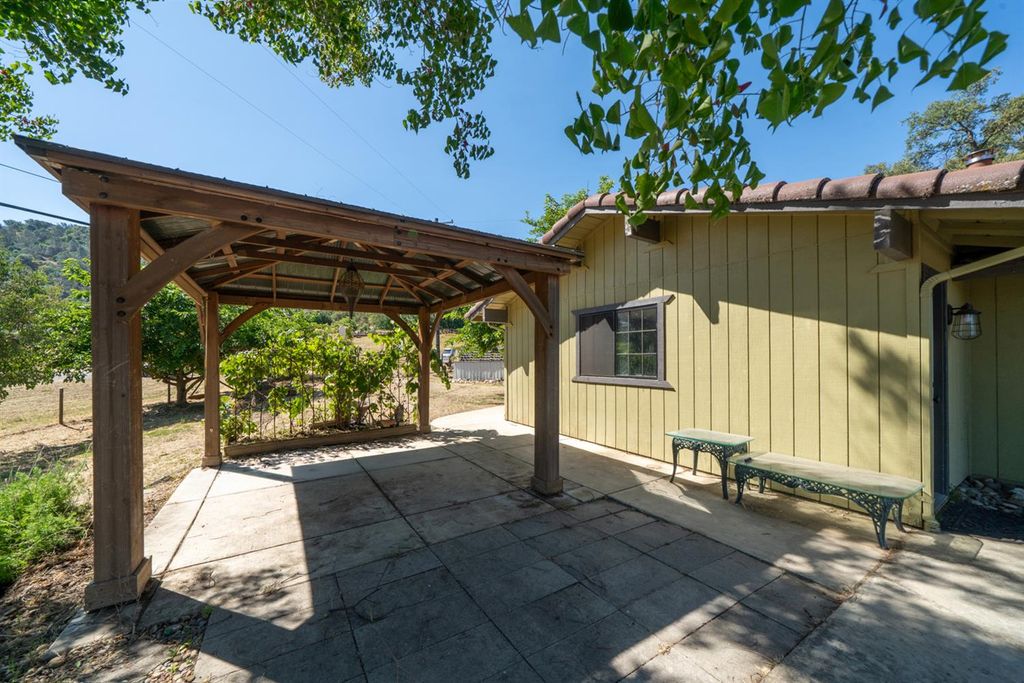 Image 4 of property listing at 27386 Twin Ponds Road, Clovis, CA 93619