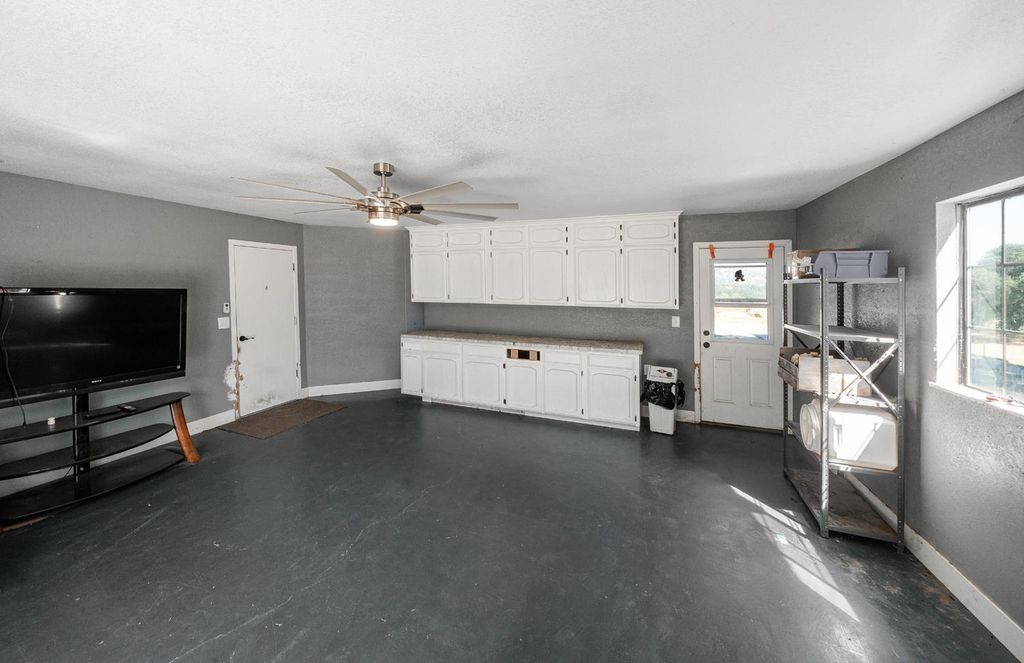 Image 6 of property listing at 27386 Twin Ponds Road, Clovis, CA 93619