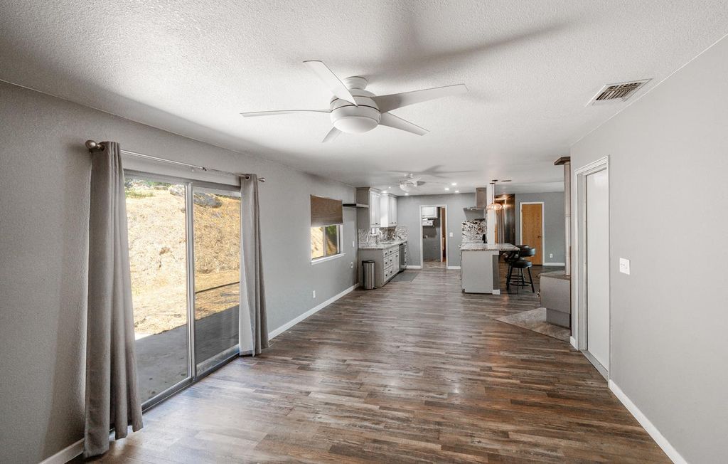 Image 7 of property listing at 27386 Twin Ponds Road, Clovis, CA 93619