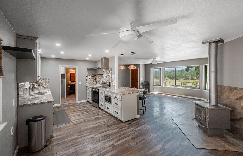 Image 8 of property listing at 27386 Twin Ponds Road, Clovis, CA 93619