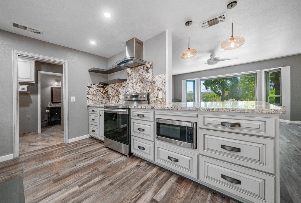 Image 9 of property listing at 27386 Twin Ponds Road, Clovis, CA 93619