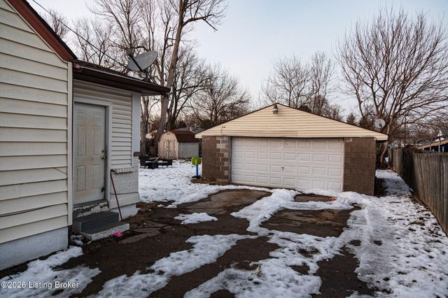 2229 Peaslee Rd, Louisville, KY 40216