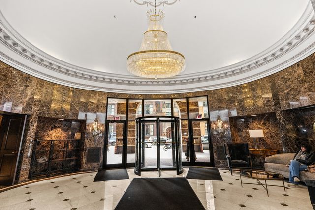 10 E ONTARIO Street 3702, Chicago, IL 60611