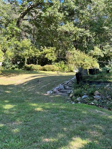 430 Sunset, White Lake, MI 48383