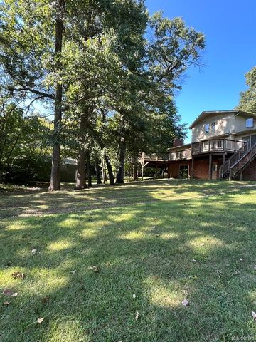 430 Sunset, White Lake, MI 48383